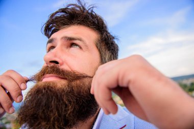 Nihai bıyık damat Kılavuzu. Hipster yakışıklı çekici adam kapatın. Büyüyen ve bıyık sürdürmek için uzman ipuçları. Adam sakallı hippi bıyık gökyüzü arka plan büküm