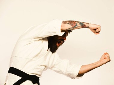 Üniformalı meşgul yüz karate adam. Jiu Jitsu master