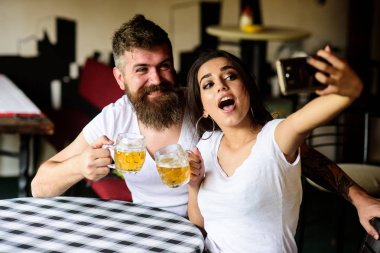 Çift neşeli ruh barda bira içiyor. Birkaç aşk tarihte bira içiyor. Barda büyük tarihi hatırlamak selfie fotoğraf çekmek. Yenilikçi ve bira Bardagı zanaat bira tam kızla adam sakallı