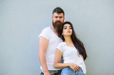 Onların tarzı hissediyorum. Kaç arkadaş birlikte gri duvar arka plan asmak. Gençlik şık kıyafet. Çift beyaz gömlek birbirimize sarılıyoruz. Hipster sakallı ve şık kız asmak kentsel romantik tarih