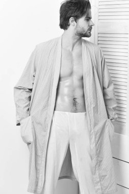 Beyaz arka planda mavi sabahlıklı sakallı adam..