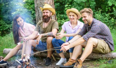 Kavurma Marshmallow Barbekü. Arkadaşlar hafta sonu Barbekü ormandaki tadını çıkarın. Arkadaşlarım boş zaman hafta sonu zammı Barbekü Orman Doğa arka plan harcamak. Şirket arkadaşlar piknik ya da barbekü şenlik ateşi yakın