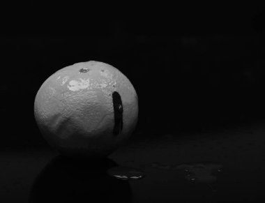 Portakal meyvesine boya sıçraması. Mavi yağ damlaları