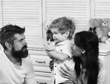 Anne ve oğlu baktılar yüzleri ile iletişim.