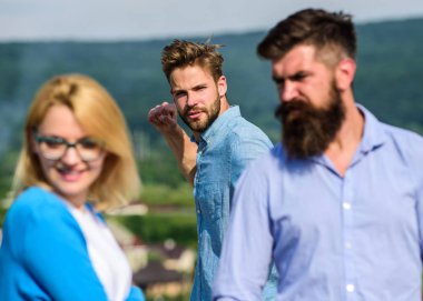 Adam bulunamadı veya kız arkadaşı onu başka bir adamla yürürken hile tespit edildi. Adam agresif saldırı sevgilisine onun kız arkadaşı olacak. Erkek kıskanç bakar kuşkuyla çift dolu. Kıskanç kavramı