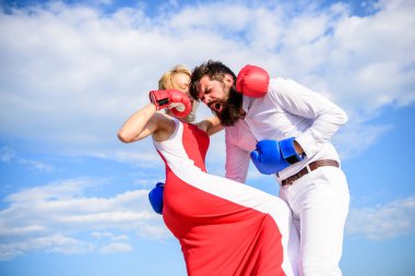 En iyi savunma saldırıdır. Sizce çatışma savunmak. Erkek ve kadın boks eldivenleri gökyüzü arka plan mücadele. Kadın saldırı. Güvenliği konusunda emin olmak için ders almak. Tabii ki kendini savunma takip