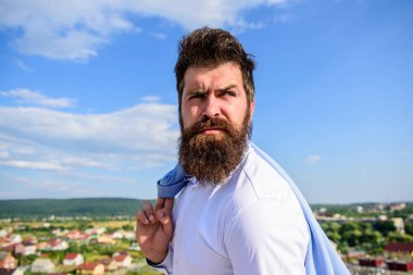 Sakallı hippi biçimsel tarzı bir görünüm geri gökyüzü arka plan adamım. Adam ulaştı ama sinirli hissediyorum. Motivasyon ve emelleri kavramı. Hipster sakal bıyık görünüyor şaşkın sinirli. Hayal kırıklığı hissi