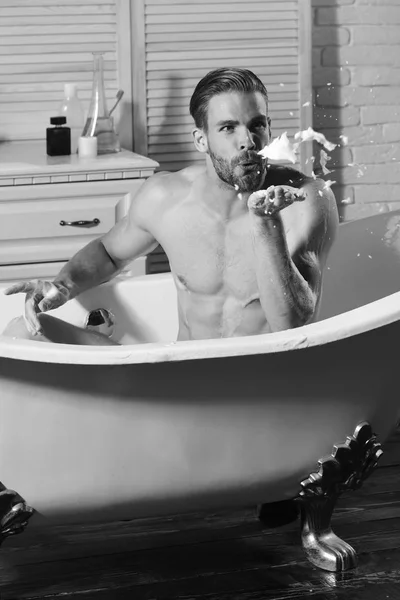 Mann mit Bart badet und spielt mit Schaum — Stockfoto
