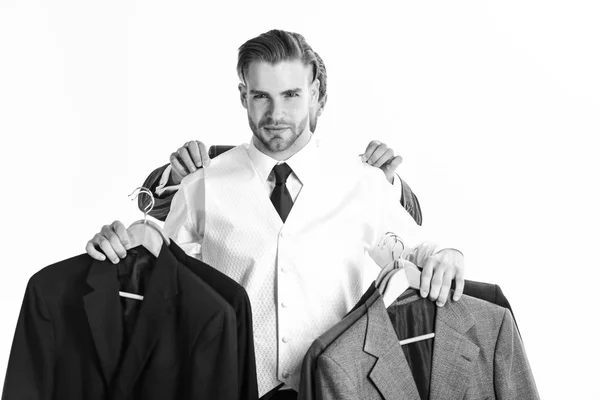 Бізнесмен вибирає одяг з руками помічника позаду нього — стокове фото