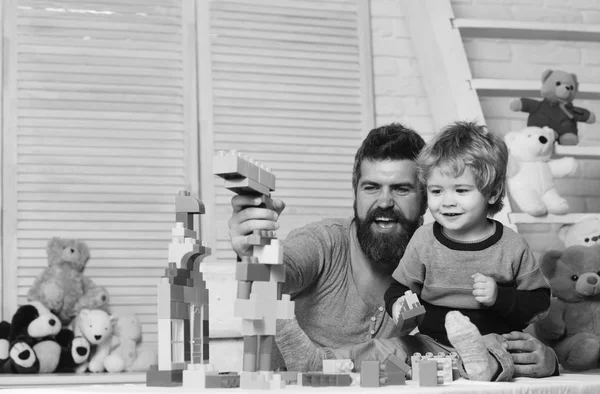 Padre e hijo con caras felices crean construcciones coloridas —  Fotos de Stock