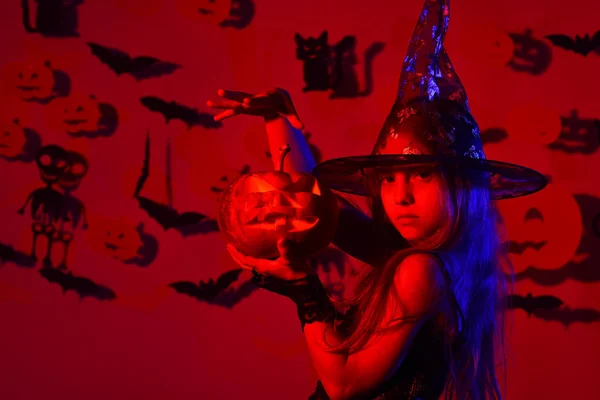 Boszorkányok jelmez gyerek tartja lámpás jack, és hozza a varázslat. — Stock Fotó