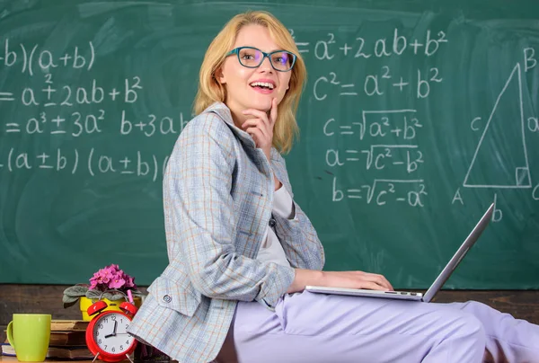 Ongelooflijke docent dame weet hoe verblijf in moderne generatie van de Aanraking. Leraar van moderne generatie. Invloed niet formeel milieu. Vrouw leraar houdt laptop zitten tabelachtergrond klas schoolbord — Stockfoto