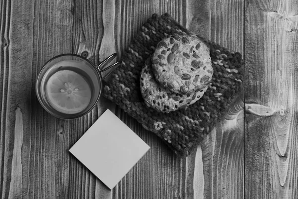 Galletas con semillas cerca de notas pegajosas. Bebida y productos caseros — Foto de Stock