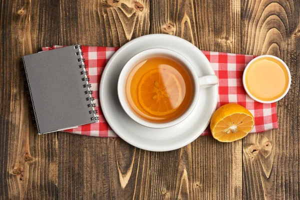 Tazza da tè con miele e quaderno, vista dall'alto . — Foto Stock