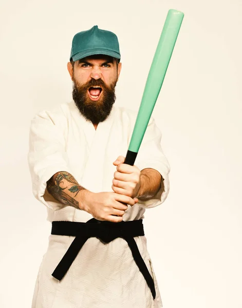 Karate man med rasande ansikte håller grön baseball bat. — Stockfoto