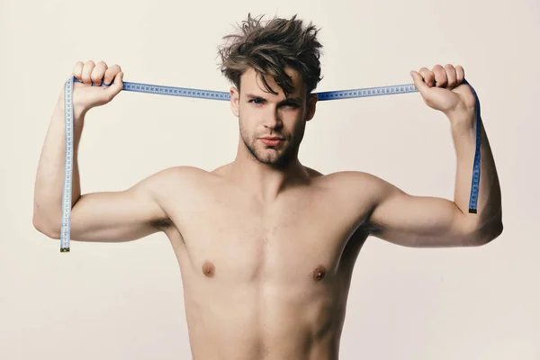 Hombre con cinta métrica azul larga detrás del cuello — Foto de Stock