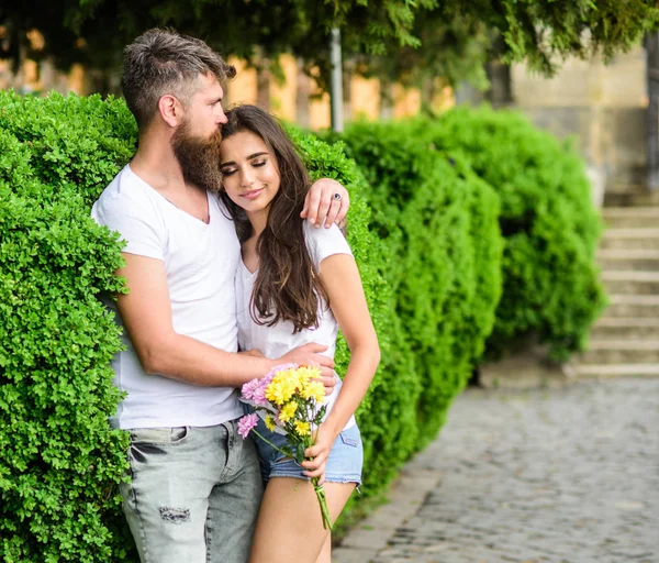 愛のロマンチックなデートのカップルは、公園、自然の背景を歩きます。男は髭ヒップスター抱擁の豪華なガール フレンドです。偉大な日のヒント。関係のロマンチックな感情が大好きです。公園ロマンチックな散歩に最適な場所 — ストック写真