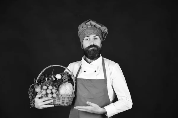 Кухар з гордим обличчям в бордовому капелюсі і фартуху — стокове фото
