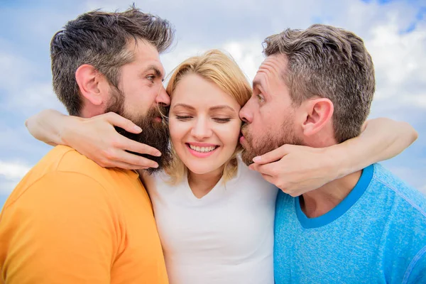 Bayan romantik ilişkiler her iki hayranlar tadını çıkarın. Erkeklerin dikkatini seviyor. Aşk üçgeni. Erkekler aynı kız yanakları öp. Kız iki adamla sarılmak. Romantik ilişkiler sorunları. Erkekler aşık aynı kadınla