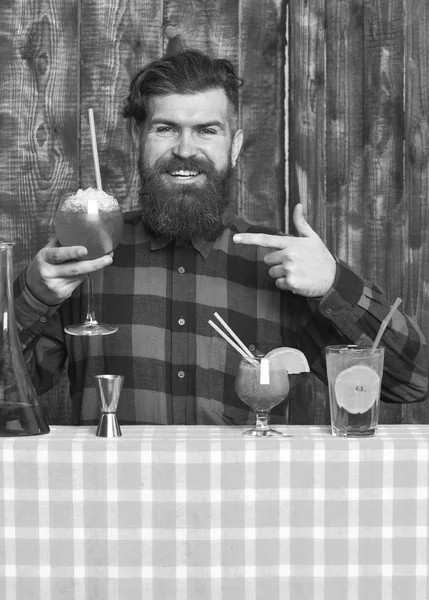 Mann zeigt auf Cocktail auf hölzernem Hintergrund. — Stockfoto