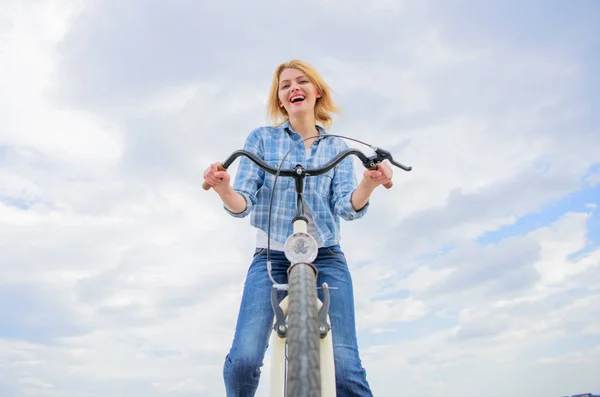 Kadın Bisiklete binmeyi seviyor. Kız kısa döngüsü Tur seyahat ve yol boyunca dur off ile keyfini çıkarın. Kız Bisiklet gidon tutar. Boş zaman Bisiklete binme vardır keşfetmek ve yeni yerleri ziyaret bisikletle görmek — Stok fotoğraf