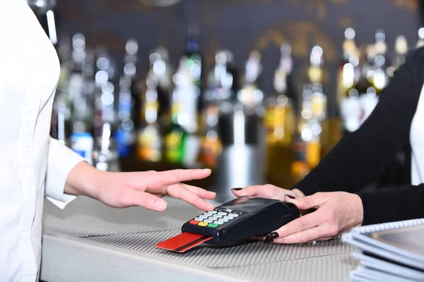 Cliente insere código do pino para pagar com cartão de crédito — Fotografia de Stock