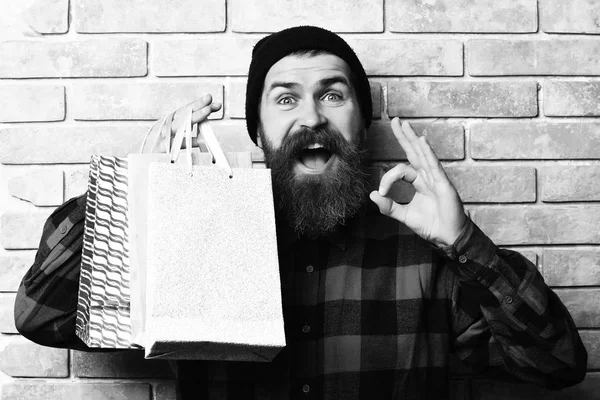 Skäggig brutal kaukasisk hipster med mustasch med shoppingpaket — Stockfoto