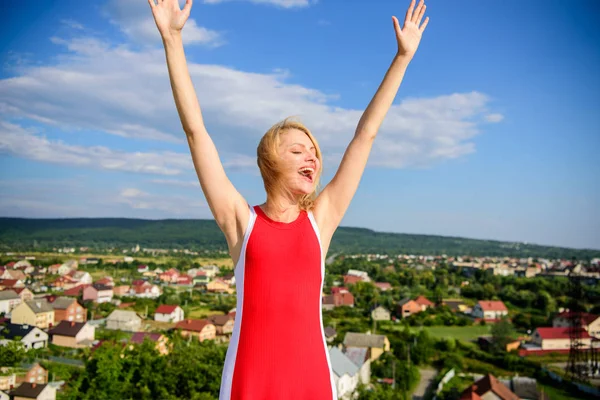 Mujer rubia relajante al aire libre transpirante seguro. Disfruta de la vida sin olor a sudor. Objetivo de verano de axila seca. Cuida la axila de la piel. Chica complacido con la luz del sol se ve relajado fondo cielo azul — Foto de Stock