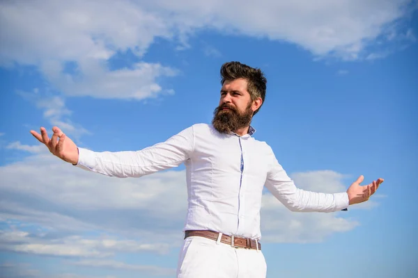 Llegó a la cima. Poder y libertad. Hipster con barba y bigote se ve atractiva camisa blanca de moda. El tipo disfruta de los mejores logros. Hombre barbudo hipster ropa formal se ve agudo cielo fondo — Foto de Stock