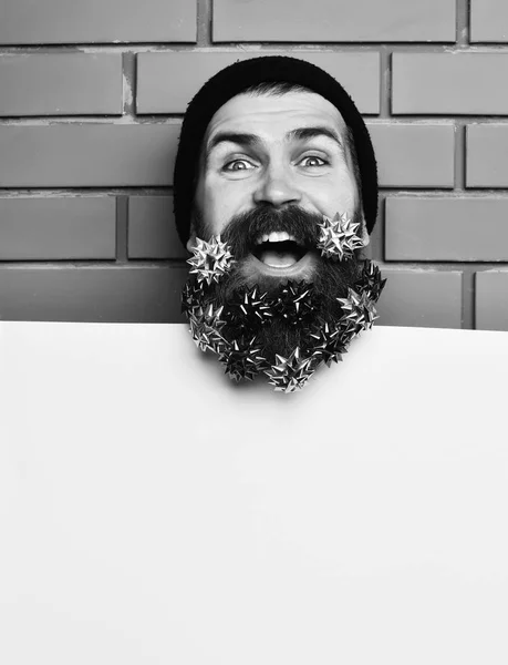 Uomo barbuto, brutale caucasico felice hipster con stelle della decorazione regalo — Foto Stock