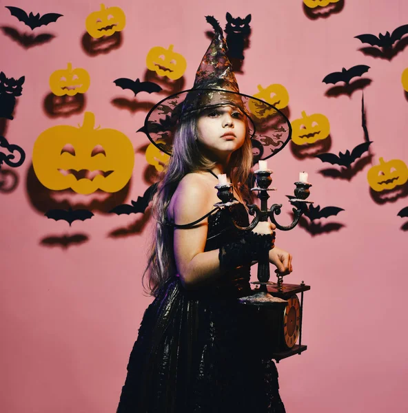 Halloween festa e decorações conceito. Bruxinha usando chapéu preto — Fotografia de Stock