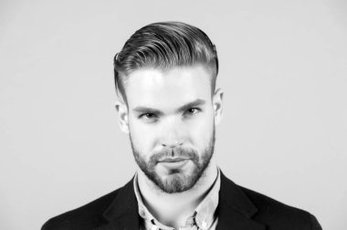 Sakal ve bıyık tıraşsız yüzündeki ile iş adamı. Şık saç veya saç kesimi olan sakallı adam. Damat sakal ve saç bakımı berber dükkanı. İş moda stil ve eğilim kavramı