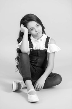 Ciddi yüz, mavi zemin üzerine uzun esmer saçlı kızla