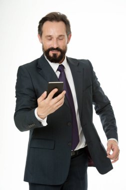 E- posta kutusuna bak. İş adamı resmi takımı akıllı telefon bulundurur. Sakallı iş adamı iş arkadaşıyla mesajlaşmaya odaklanmış. E- posta ya da ileti kontrol ediliyor. Mobil internet fırsatlar sunar