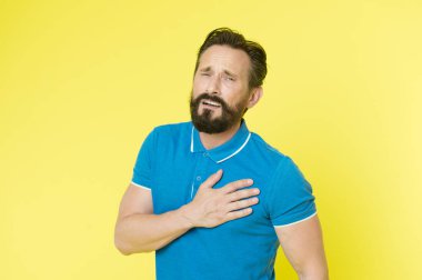Kardiyoloji hastalığı. Olgun sporcu suratlı, ağrılı bir adam kalp atış hızında sorun yaşıyor. Yaşlanmayla sağlık sorunları ortaya çıkar. Göğsüne dokunan adam. Adam kalbinde acı hissediyor. İlk enfarktüs semptomları.