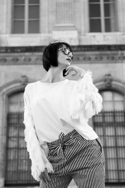 Mujer con gafas de sol posan en París, Francia, la moda. Mujer con pelo morena, labios rojos, maquillaje, belleza — Foto de Stock