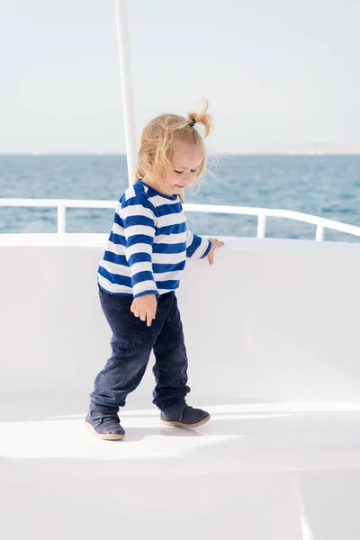 Concetto di viaggio. Bambino viaggiano su yacht di lusso. Ragazzo marinaio viaggiare via mare. Viaggiare è la migliore educazione — Foto Stock