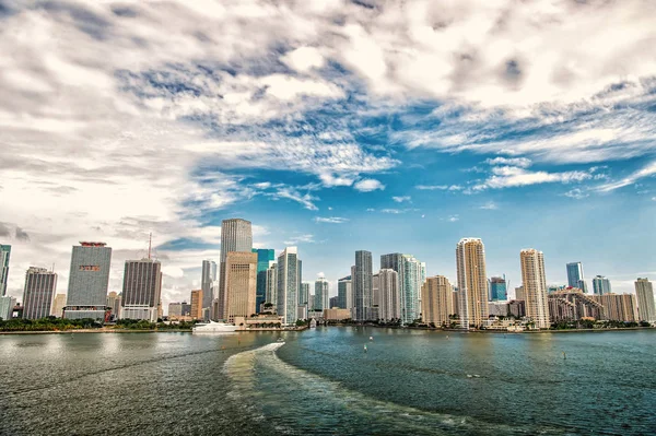 Luftaufnahme von Miami Wolkenkratzern mit blauem bewölkten Himmel, Bootssegel — Stockfoto