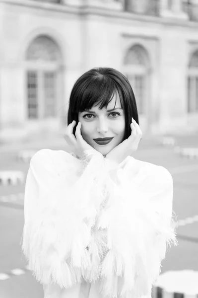 Foto ao ar livre de mulher europeia romântica com penteado morena passar tempo ao ar livre, explorando a cidade europeia Paris, França — Fotografia de Stock