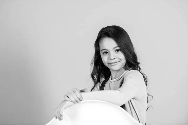 Kleines Mädchen Lächeln mit junger Gesichtshaut, Hautpflege. schwarz-weiß glückliches kleines Mädchen — Stockfoto