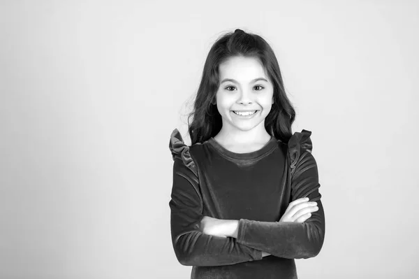 Sonrisa infantil en vestido rojo, moda. negro y blanco feliz niña —  Fotos de Stock