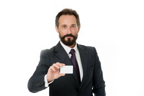 Laissez-moi me présenter. N'hésitez pas à me contacter. Un homme d'affaires tient une carte blanche en plastique. Un homme d'affaires a une carte de visite. Carte de conception personnalisée unique. Appelle ce numéro. Contact pour la coopération — Photo