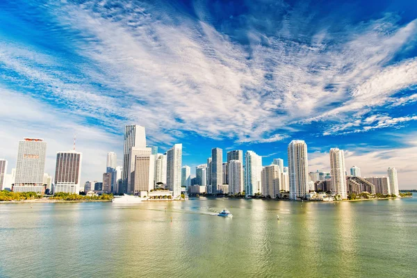 Vista aerea dei grattacieli di Miami con cielo nuvoloso blu, barca a vela — Foto Stock