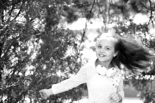 Fröhliche Kinder tanzen zu Musik im Sommerpark. kleine Mädchen genießen Musik im Freien mit Kopfhörern. Kindertänzer lächeln mit langen, fliegenden Haaren. Melodieklang und mp3. Sommerspaß und -freude — Stockfoto