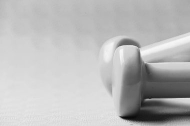 Dambıllar mor arkaplanda mavi plastikten yapılmış.