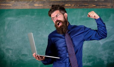 Modern teknoloji için alışmak değil. Teknoloji fikrini darbeler. Öğretmen modern dizüstü kara tahta arka plan ile adam sakallı. Yenilikçi öğretmen laptop ile agresif modern teknoloji hakkında deli gider