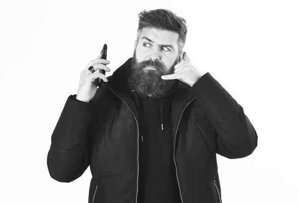 Homme avec barbe tenir téléphone mobile ou smartphone — Photo