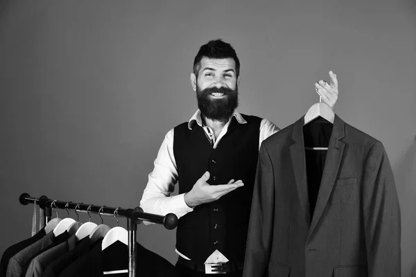 Man met baard bij kledingrek. Winkel assistent of verkoper — Stockfoto