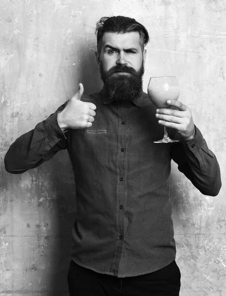 Brutal hipster sosteniendo tropical alcohólico fresco cóctel — Foto de Stock