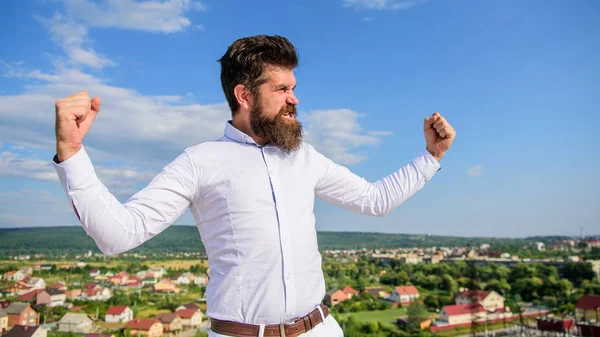 Üstünlük ve güç. Sakallı hippi çekici görünüyor. Adam hissediyor gurur kendini gökyüzü arka plan sakallı. Kendini gurur ve kendini beğenmiş. Narsisistik erkek anlamanın yolu. Adam en iyi başarı zevk
